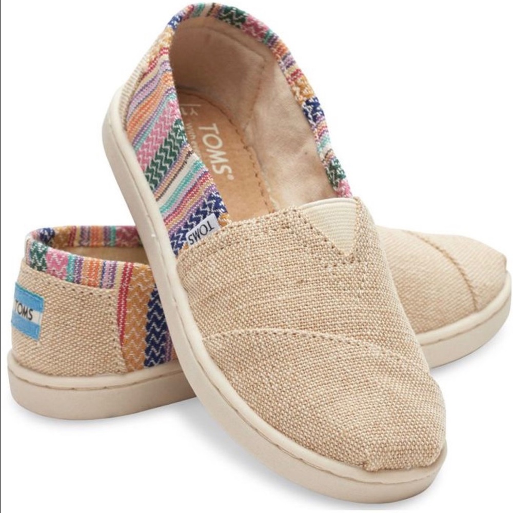 One pair, Toms sticker, and a box for the shoes.